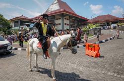 Unik, Seniman Hendro Pleret Naik Kuda Keliling GSP UGM usai Diwisuda
