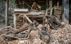Kerajinan Miniatur Harley Davidson dari Kayu Mahoni
