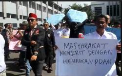 Warga Demo di Kantor Bupati Muara Enim Tolak Kenaikan Tarif Air Bersih<