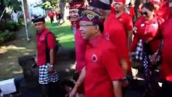 Wayan Koster Pimpin Pendaftaran Caleg PDIP di Bali Diiringi Parade Budaya<