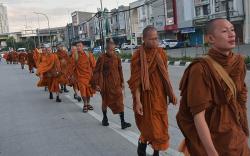 32 Biksu Jalan Kaki Ribuan Kilometer dari Thailand ke Candi Borobudur