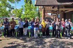Dinas Pertanian dan Ketahanan Pangan DIY Bagikan 7 Traktor Roda 2 bagi Petani Kulonprogo