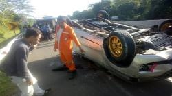Kronologi Avanza Terbalik di Tol Cipularang, Setir Mendadak Bergetar Kencang<