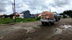 Spanduk Jeglugan Sewu Sindir Pemkab Cirebon Tak Becus Perbaiki Jalan Rusak<