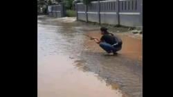 Geram Jalan Rusak, Warga Pangauban KBB Protes dengan Mancing di Genangan<