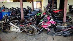 Gerebek Arena Judi Koprok dan Sabung Ayam, Polisi Amankan 19 Motor yang Ditinggal Kabur Pejudi<