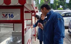 Terima Bantuan Gerobak, Pedagang Mi Ayam: Semoga Partai Perindo Semakin Sukses