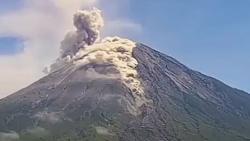 Gunung Semeru Kembali Erupsi, Tinggi Kolom Letusan 1.000 Meter<