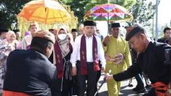 Datang ke Gorontalo usai Dilantik Jadi Pj Gubernur, Ismail Pakaya Disambut Prosesi Adat