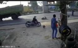 Terekam CCTV, Lansia Terpental Ditabrak Motor di Depan Asrama Haji Palembang <