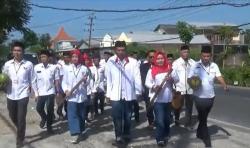 Daftarkan Bacaleg ke KPU, Partai Perindo Bojonegoro Bawa Kelapa dan Sapu Lidi 