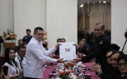 Momen Hary Tanoesoedibjo Serahkan Daftar Bacaleg Partai Perindo ke KPU