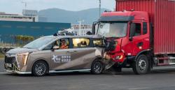 Aksi Nekat, Pesaing Toyota Alphard dari China Ini Diuji Tabrak dengan 2 Truk