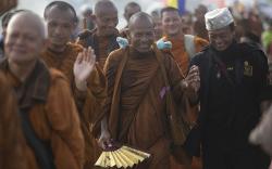 32 Biksu Jalan Kaki dari Thailand ke Candi Borobudur Sudah Sampai Indramayu<