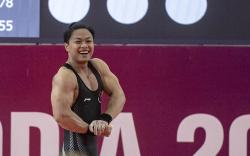 Momen Lifter Indonesia Pamer Otot usai Raih Medali Emas Pecahkan Rekor SEA Games