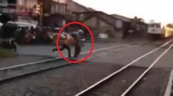 Nekat Terobos Pelintasan Laswi, Pria di Bandung Nyaris Tersambar Kereta<