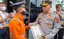 Kapolrestabes Bandung Apresiasi Penjaga Pelintasan KA di Laswi yang Selamatkan Pejalan Kaki<