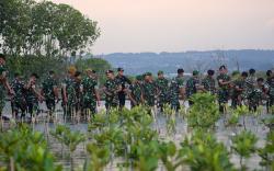 Prajurit TNI-Polri Kompak Tanam Bibit Mangrove di Pesisir Pantai Tirang Semarang