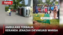 Ambulans Terbalik Ditabrak Mobil saat Bawa Jenazah ke Pemakaman