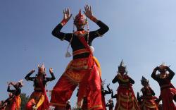 Ribuan Pelajar Ikuti Tari Topeng Bapang di Malang