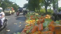 Bak Truk Patah, Ribuan Botol Minuman Kemasan Berserakan di Jalan