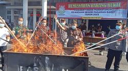 Musnahkan Barang Bukti Kejahatan, Kejari Pasaman Barat Bakar Ganja dan Blender Sabu