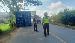 Kontainer Terlepas dari Truk di Jembatan Kuala Ambawang, Sopir Diduga Lalai