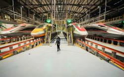 Foto Rangkaian Kereta Cepat Parkir di Depo Tegalluar