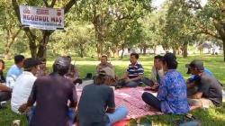 Suhu Panas Landa Majalengka, Warga Pilih Kebun Mangga untuk Musyawarah<