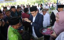 Disambut Antusias, TGB Zainul Majdi Hadiri Upacara Tradisi Ngurisan Lombok Utara