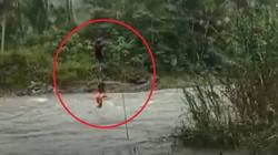 Viral Warga Bergelantungan Seberangi Sungai dengan Seutas Tali di Maluku