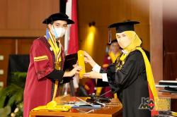Kisah Rohman Jadi Orang Pertama di Keluarga yang Berkuliah dan Dapat Gelar Wisudawan Terbaik Unpad<