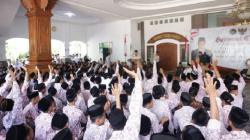 Beri Kuis Berhadiah Jam Tangan di Ponpes Tremas Pacitan, Prabowo: Lambang Disiplin<