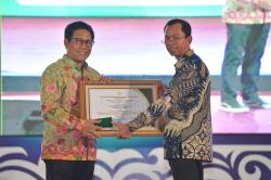 Bupati Pasangkayu Dianugerahi Penghargaan Transmigrasi Berstatus Mandiri