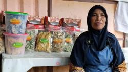 Dari Modal Rp10.000, Mantan Baby Sitter Sukses Jual Peyek Herbal hingga ke Luar Negeri