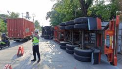  Kecelakaan Truk Kontainer Terguling di Depan Mapolres Kendal, Sopir dan Kernet Luka-luka
