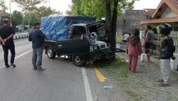  Kecelakaan di Jalur Pantura Tegal, Mobil Angkut Ratusan Telur Ayam Tabrak Pohon