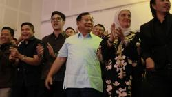 Prabowo Malam Mingguan di Surabaya Nonton Konser Orkestra Dewa 19 Bareng Al Ghazali