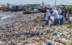 Penampakan Pantai Kotor Penuh Sampah di Pandeglang