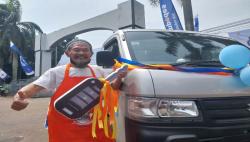 Pedagang Siomay Berurai Air Mata Dapat Hadiah Mobil dari Bank