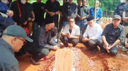 Isak Tangis Keluarga Iringi Proses Pemakaman Aktor Lawas Eeng Saptahadi 