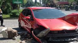 Tabrak KA Jaladara di Solo, Mobil Ford Terseret Hingga Rusak