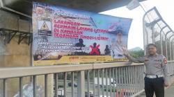 Polisi Pasang Spanduk Larangan Aktivitas Dekat Trase KCJB Cimahi, Termasuk Main Layangan