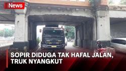 Diduga Tak Hafal Jalan, Truk Kontainer Nyangkut di Jembatan Kereta Matraman