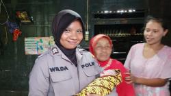 Aksi Heroik Polwan Bantu Warga Melahirkan di Padanglawas<
