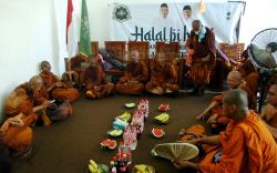 32 Biksu Jalan Kaki Thailand-Candi Borobudur Istirahat di Kantor NU Brebes