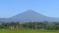 Gunung Slamet Naik Status Level 2, Jalur Pendakian Ditutup<