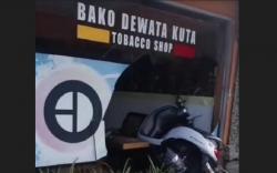 Lepas Kontrol, Bule Naik Motor Bonceng Tiga Tabrak Toko di Kuta