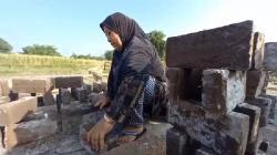 Luar Biasa, Perajin Batu Bata di Majalengka Naik Haji usai Nabung Belasan Tahun<