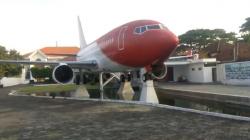 Beda dari yang Lain, Warga Nganjuk Parkir Pesawat Besar di Halaman Rumah<